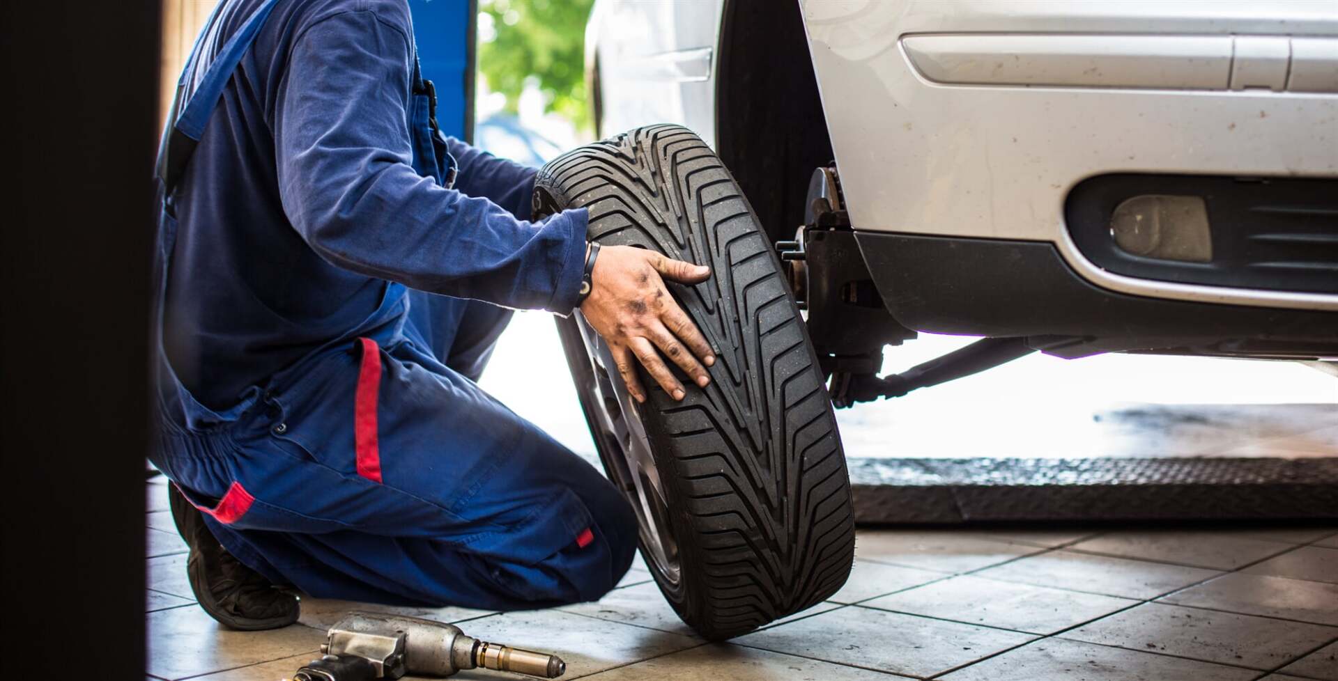Mechanic providing a tyre service